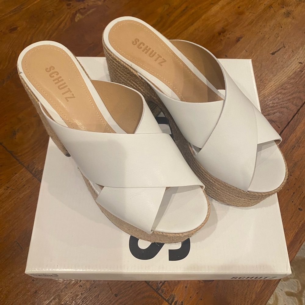 Must have to wear with your sundress! The perfect chunk sandal- SCHUTZ size 8